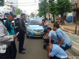 Mangkal di Bahu Jalan Melawai, Sopir Taksi Dihukum Squat Jump