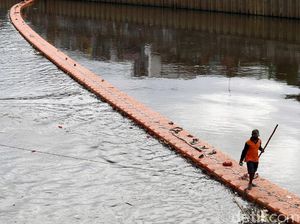 Pembersihan Sampah di Banjir Kanal Barat
