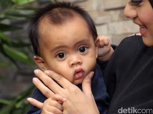 Gemes, Lihat Dia Sekala Bumi dengan Pipi Tembemnya