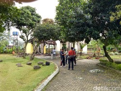 Polisi Gelar Olah TKP Markas GMBI yang Dibakar di Bogor