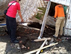 Rumah dan Perahu Nelayan Situbondo Rusak Dihantam Gelombang