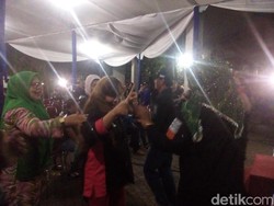 Usai Nobar Debat, Pendukung Agus-Sylvi Dangdutan