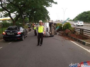 Tabrak Rambu Penunjuk Arah di Bintaro, Mobil Chevrolet Terguling