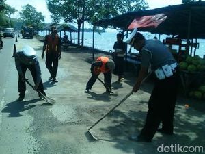 Dampak Gelombang Tinggi, Jalan Pantura Situbondo Dipenuhi Kerikil