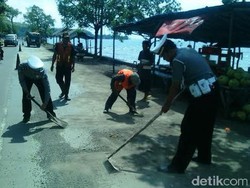 Dampak Gelombang Tinggi, Jalan Pantura Situbondo Dipenuhi Kerikil