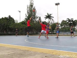 Jelang Debat, Sandiaga Awali Hari dengan Main Basket