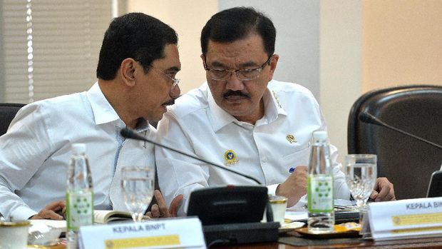Kepala BIN Budi Gunawan (kanan) berbincang dengan Kepala BNPT Suhardi Alius (kiri) sebelum mengikuti rapat kabinet terbatas di Kantor Kepresidenan, Jakarta, Kamis (29/12). Rapat tersebut membahas mengenai antisipasi perkembangan media sosial. ANTARA FOTO/Widodo S. Jusuf/kye/16.