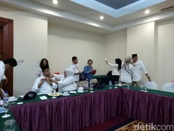 Saat Istri Anies dan Sandi Merapikan Pakaian Suami Jelang Debat