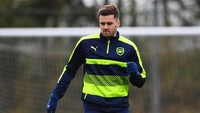 Carl Jenkinson juga tak dibawa dalam persiapan musim Arsenal. Setelah cedera parah, dia tak bisa 100 persen pulih hingga tersingkir dari skuat utama Arsena. (Foto: Shaun Botterill/Getty Images)