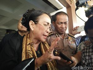 Penjelasan Sukmawati Soal Puisi Ibu Indonesia yang Jadi Kontroversi Penjelasan Sukmawati Soal Puisi Ibu Indonesia yang Jadi Kontroversi