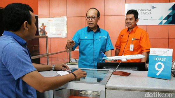 Garuda dan PT Pos Resmikan Outlet Kargo di Makassar