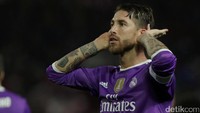 Saat Sevilla makin bersemangat untuk menyamakan agregat, Madrid justru bikin gol kedua melalui penalti Sergio Ramos pada menit ke-83. REUTERS/Jon Nazca.