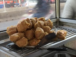 Gurih Renyah Tahu Goreng dengan Isian Pedas Menyengat