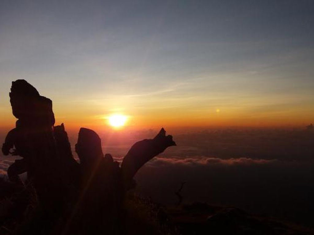 Gunung Bawakaraeng: Profil, Jalur Pendakian dan Mitosnya