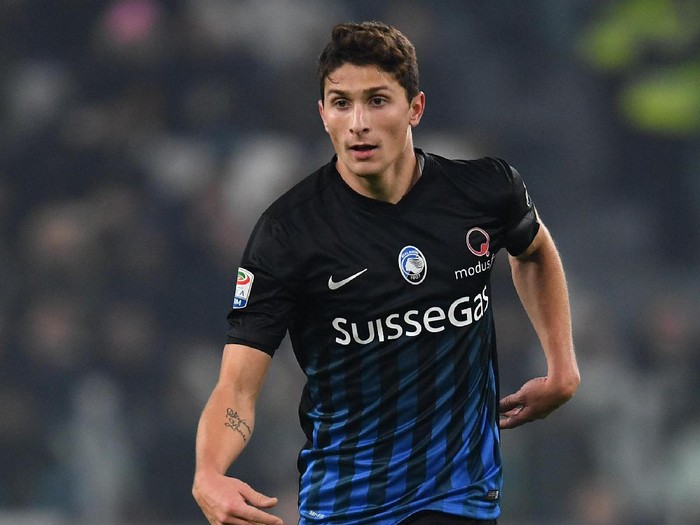 TURIN, ITALY - DECEMBER 03:  Mattia Caldara of Atalanta BC in action during the Serie A match between Juventus FC and Atalanta BC at Juventus Stadium on December 3, 2016 in Turin, Italy.  (Photo by Valerio Pennicino/Getty Images)