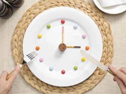 Makan Malam Lebih Awal Bisa Bantu Turunkan Berat Badan
