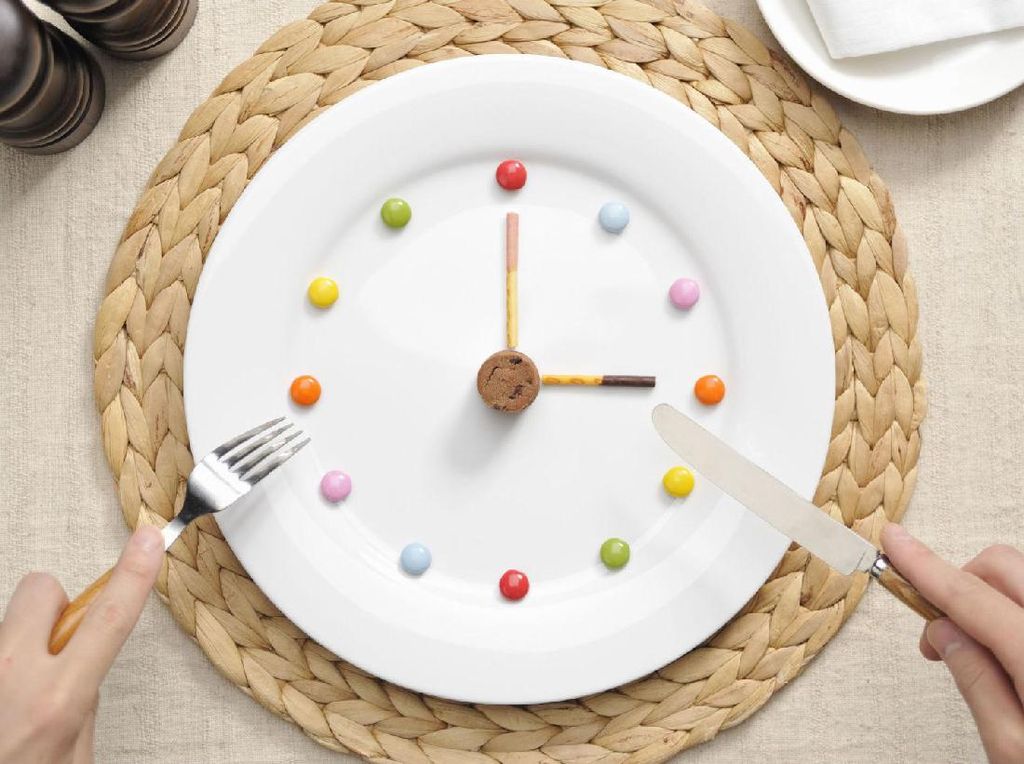 Makan Malam Lebih Awal Bisa Bantu Turunkan Berat Badan Makan Malam Lebih Awal Bisa Bantu Turunkan Berat Badan
