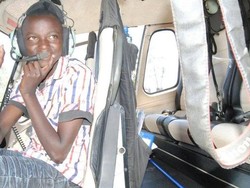 Remaja Miskin Kenya Naik Helikopter ke Sekolah