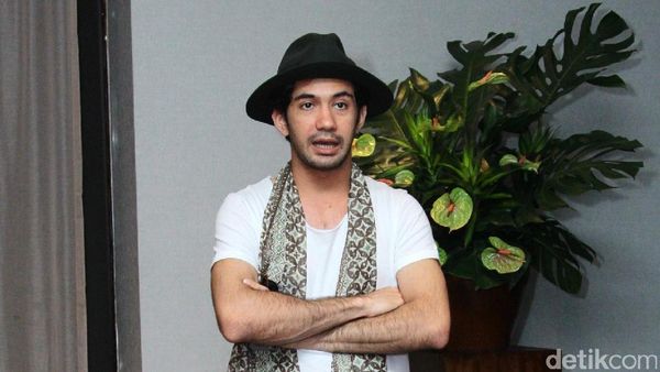 Gaya Kasual Reza Rahadian, Tetap Kece?