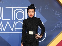 Suka Tampil dengan Gaya Jilbab Turban? Ikuti Tips dari Penyanyi Yuna