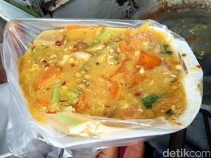 Seblak Khas Bandung Berkuah Pedas dengan Isi Ceker Ayam