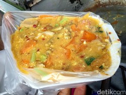 Seblak Khas Bandung Berkuah Pedas dengan Isi Ceker Ayam