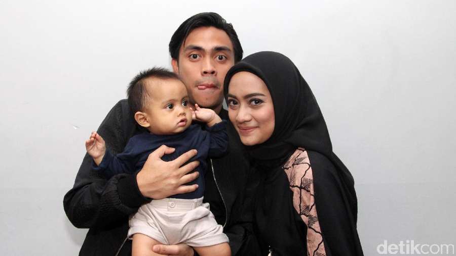 Happy Family! Potret Ditto, Ayudia Bing Slamet dan Si Lucu 