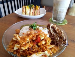 3K Coffee: Enaknya Nasi Bertabur Ayam Suwir Gurih, Kremesan dan Kol Goreng