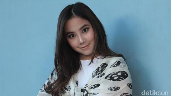 Senyum Manis Agatha Chelsea