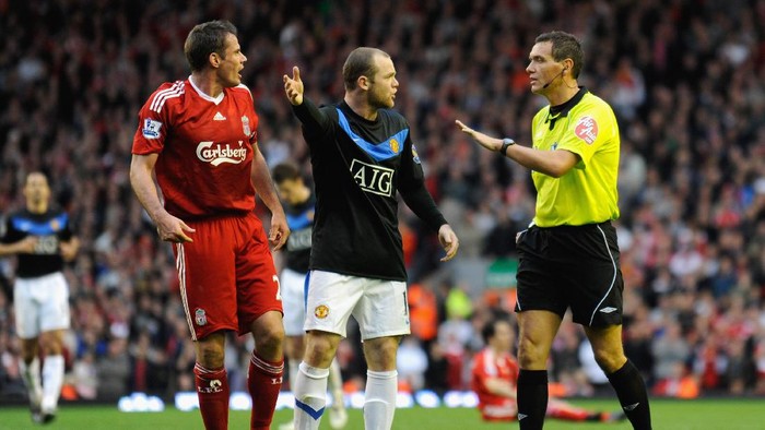 LIVERPOOL, ENGLAND - OCTOBER 25:  Wayne Rooney  protests to Referee Andre Marriner after Michael Owen of Manchester United is brought down by Jamie Carragher of Liverpool during the Barclays Premier League match between Liverpool and Manchester United at Anfield on October 25, 2009 in Liverpool, England.  (Photo by Michael Regan/Getty Images)