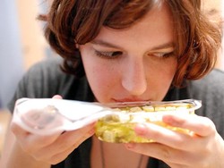 8 Makanan yang Sering Jadi Perantara Bakteri Penyebab Keracunan