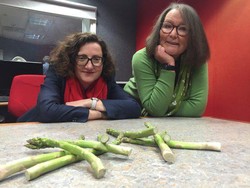 Wow, Wanita Ini Gunakan Asparagus Sebagai Media Ramal!