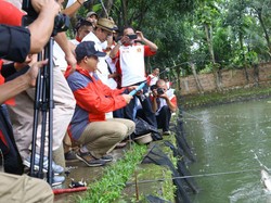 Anies Baswedan Mancing Bersama Relawan di Jagakarsa
