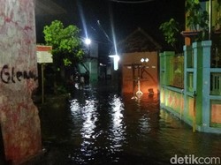 Hujan Deras di Kampung Dok, Ratusan Rumah Terendam Banjir