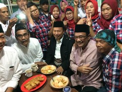 Djarot Santap Lontong Sayur dan Dicurhati Warga di Pasar Rebo