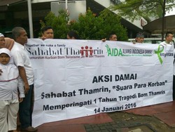 Tabur Bunga dan Harapan Korban di Peringatan Setahun Bom Thamrin