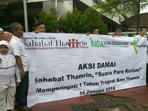 Tabur Bunga dan Harapan Korban di Peringatan Setahun Bom Thamrin Tabur Bunga dan Harapan Korban di Peringatan Setahun Bom Thamrin