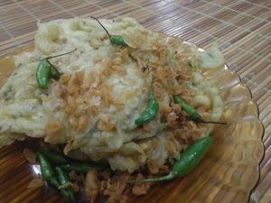 Dingin-dingin Enaknya Ngemil Mendoan dengan Cabe Rawit