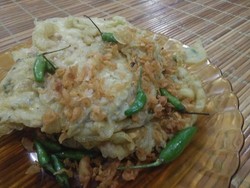 Dingin-dingin Enaknya Ngemil Mendoan dengan Cabe Rawit