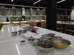 Cake Barat Tanpa Gelatin akan Dibagikan Rahasia Pembuatannya