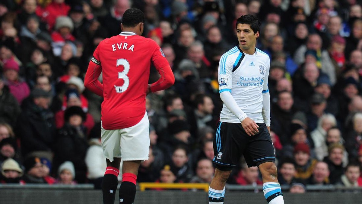 Patrice Evra dan Luis Suarez. (Foto: Shaun Botterill/Getty Images)