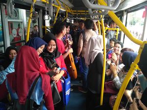 Begini Suasananya Jika Bus TransJakarta Dipadati oleh Anak Muda