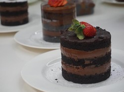 Asyiknya Bikin Chocolate Cake dengan Ganache yang Legit