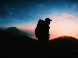 Mendaki Gunung Merapi, Bisa Ketemu Sunrise Secantik Ini