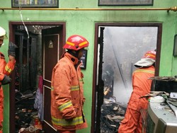 9 Unit Damkar Padamkan Api yang Bakar Rumah di Cipinang Muara