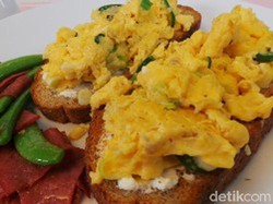 Video Resep: Scrambled Eggs Toast With Smoked Beef
