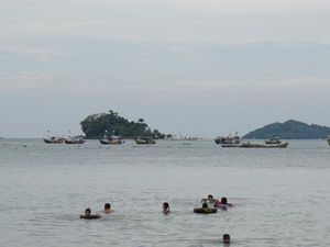 Menutup Akhir Pekan di Pantai Duta Wisata, Lampung