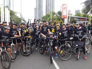 Agus-Sylvi Asyik Gowes Bersama Pendukung Keliling Jakarta Selatan Agus-Sylvi Asyik Gowes Bersama Pendukung Keliling Jakarta Selatan
