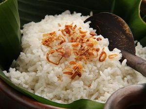 Menyantap Nasi Ulam dan Nasi Uduk Ibu Yoyo yang Legendaris Menyantap Nasi Ulam dan Nasi Uduk Ibu Yoyo yang Legendaris