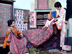 Iriana Pamer Kerajinan Tangan Indonesia ke Istri PM Jepang